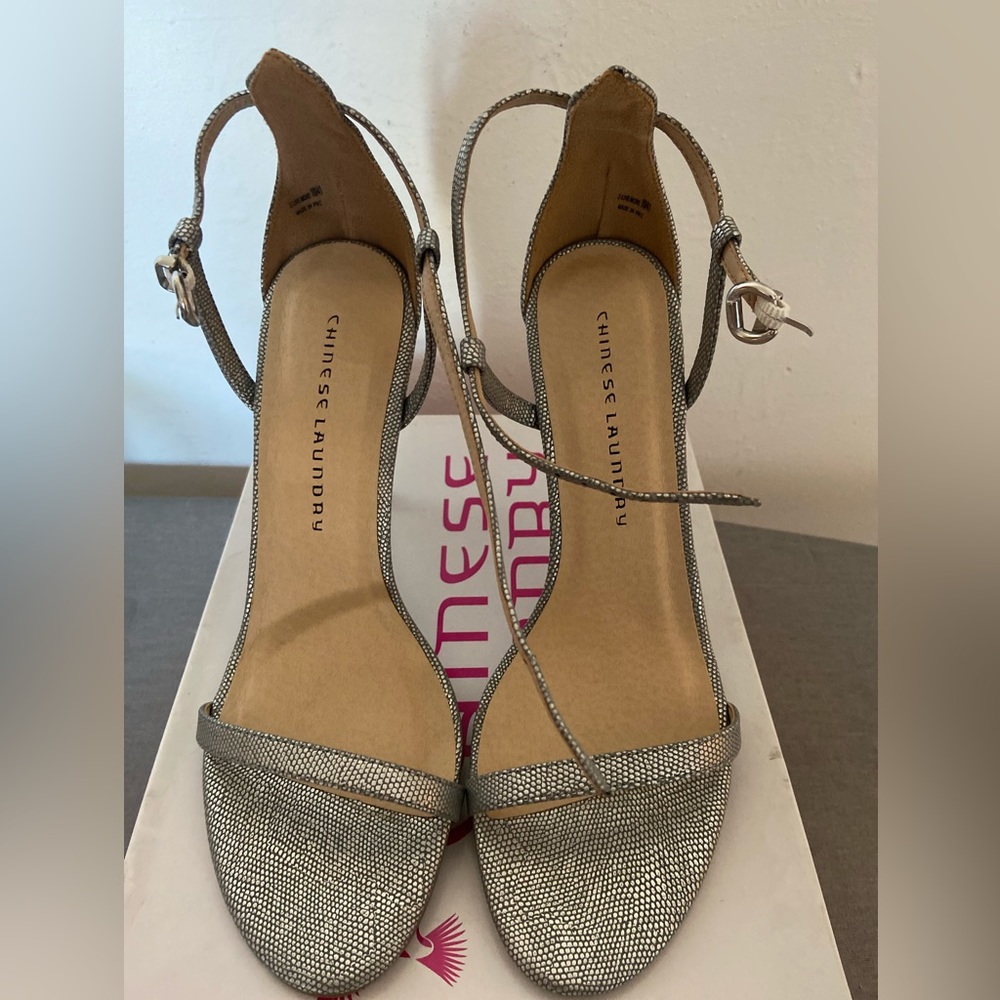 🌟NIB CHINESE LAUNDRY Silver Z-Live More Lizard like  Leather Heels